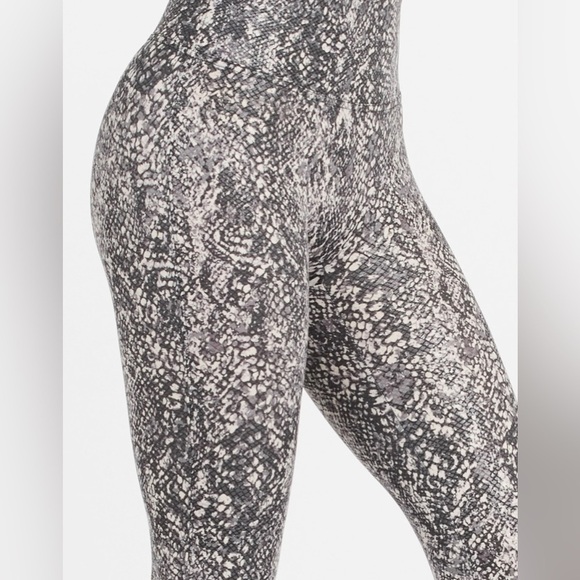 Spanx Faux Leather Snake Shine Leggings Grey Snakes Size 1X Athleisure NWT - Picture 1 of 8